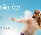 Ein Mädchen schwebt vor blauem Himmer. Dazu stehen die Zitate "Einfühlsam und humorvoll" (Libelle) und "Ein bezaubernder Kinderfilm" (Filmdienst).