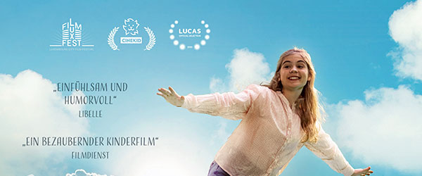 Ein Mädchen schwebt vor blauem Himmer. Dazu stehen die Zitate "Einfühlsam und humorvoll" (Libelle) und "Ein bezaubernder Kinderfilm" (Filmdienst).